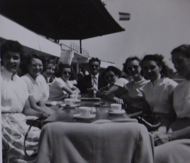 GB women having tea at the Bosbaan in 1952